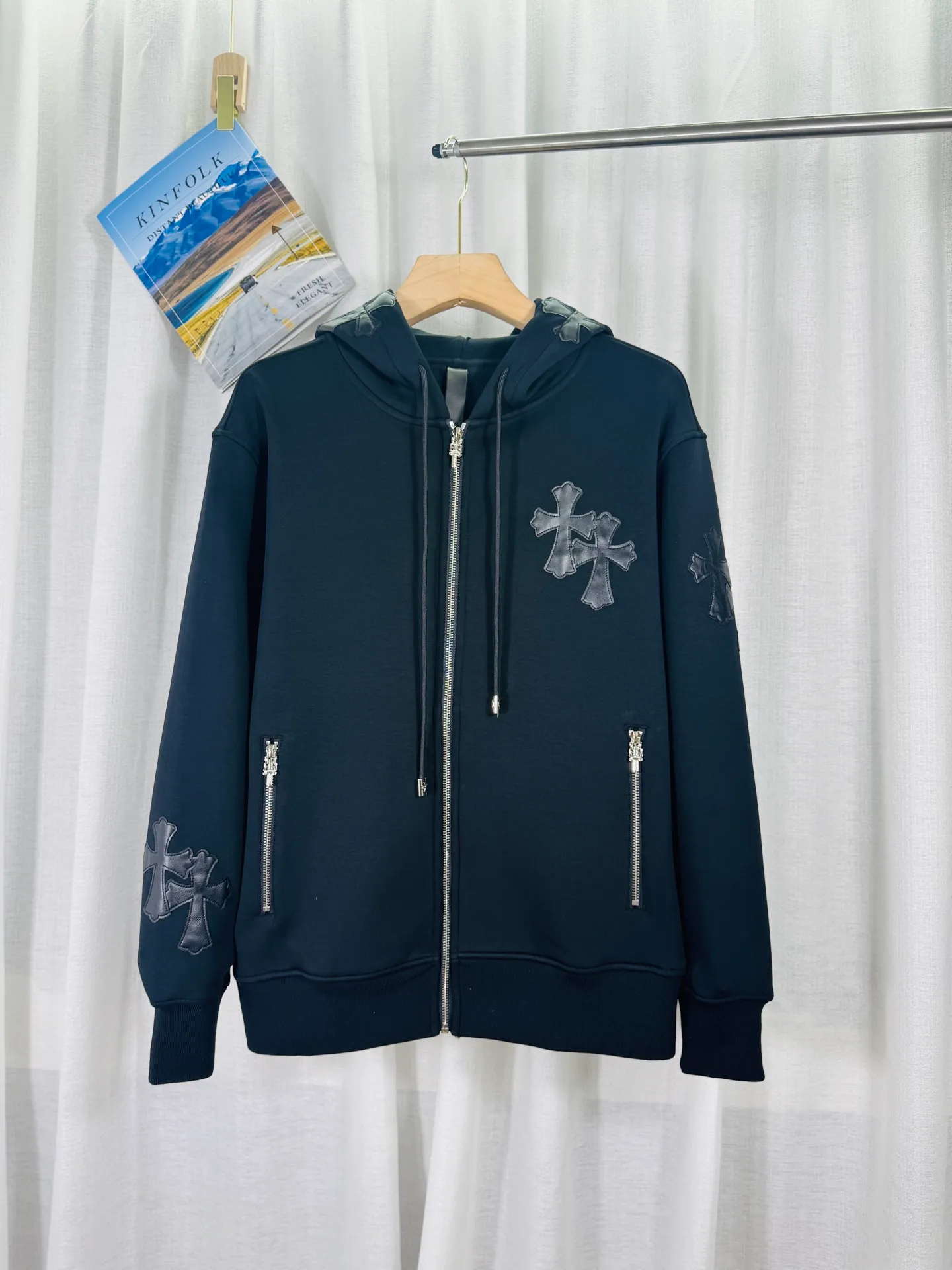 P380 top version, real shot without P, ​​different from market currency) 𝗖𝗵𝗿𝗼𝗺𝗲 𝗛𝗲𝗮𝗿𝘁𝘀/Cro Heart 2025 washed and burned flower patch embroidered autumn and winter new original single counter American patchwork 3D three-dimensional couple casual cardigan plus velvet sweatshirt 👑The highest version! Customized fabric 480g tripe terry fabric! American acid-washed and distressed original fabric, laser burning + patch embroidery, exquisite embroidery of letters! The best-selling model in the counter, very comfortable to wear. Accessories: original molded and authenticated collar label➕100% silk wash label. Genuine purchase-grade original hangtag➕matching hanging rope➕3D hanging beads➕original packaging bag. Craftsmanship: The original version has consistent wiring! The highest version of the armhole matching technique! Color: Black Size: S M L XL Style No.: 609